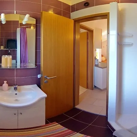 Apartman Amalia - Family Friendly With Parking Pakostane