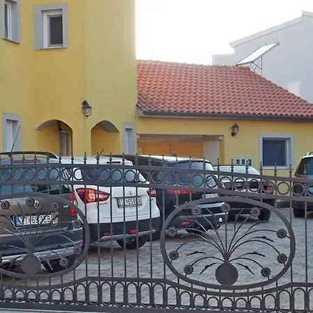 Amalia - Family Friendly With Parking Apartman Pakostane