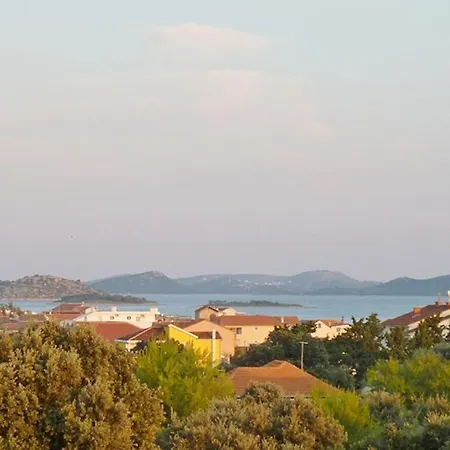 Apartman Amalia - Family Friendly With Parking Pakostane